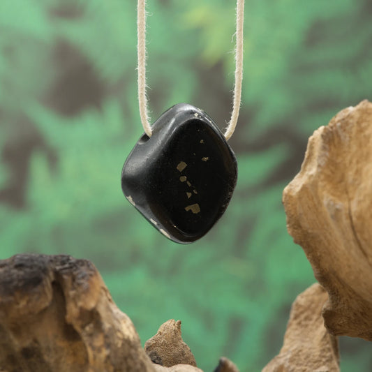 Goldener Pyrit im Schiefer – Wohlstand, Stärke und Schutz.