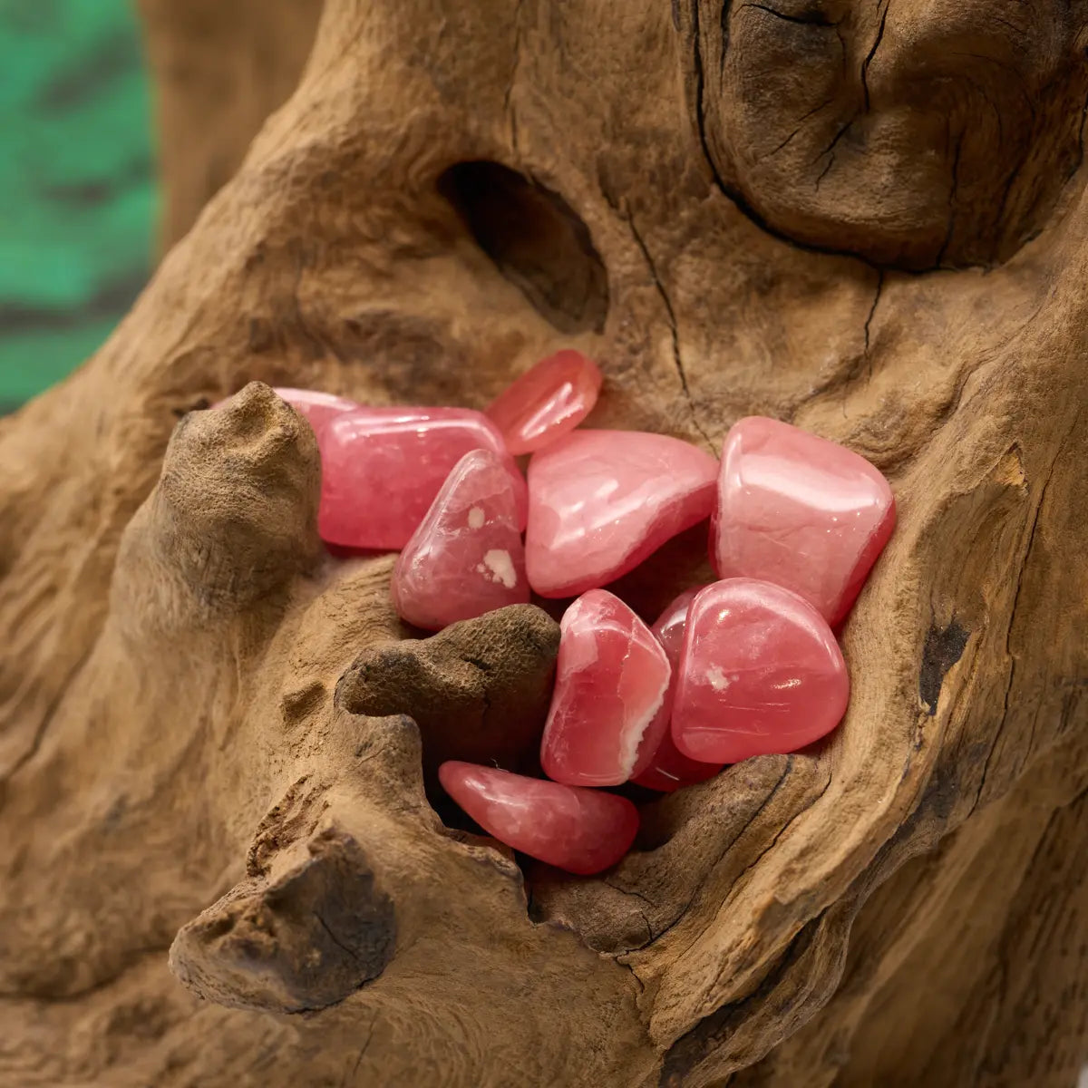 Roséfarbener Rhodochrosit – fördert Lebensfreude und Herzenswärme.