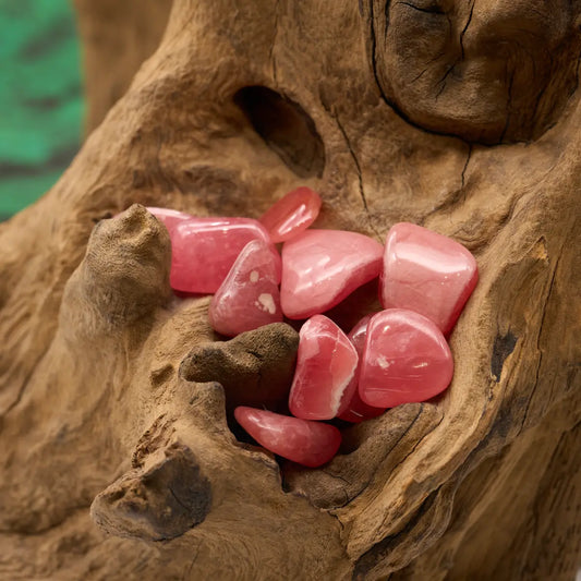 Roséfarbener Rhodochrosit – fördert Lebensfreude und Herzenswärme.