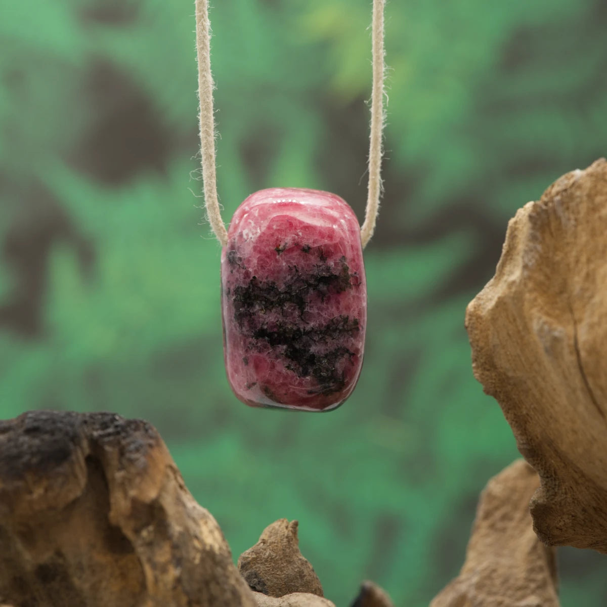 Rosafarbener Rhodonit – Mitgefühl, Vergebung und emotionale Balance.