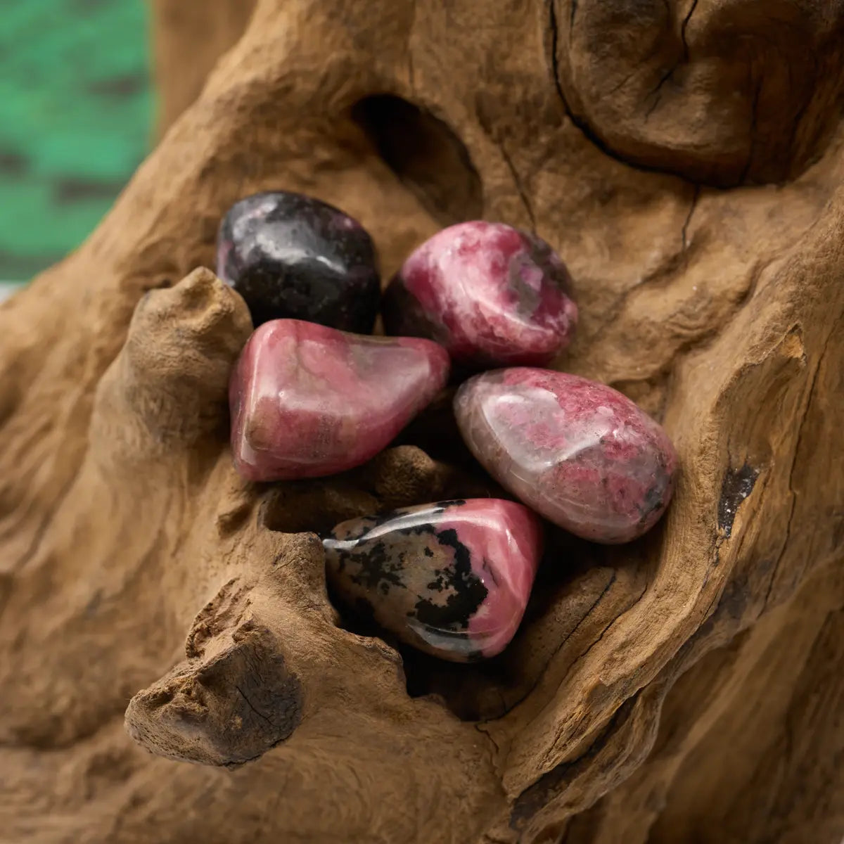 Rosa bis schwarz gemaserter Rhodonit – stärkt Mitgefühl und emotionale Balance.