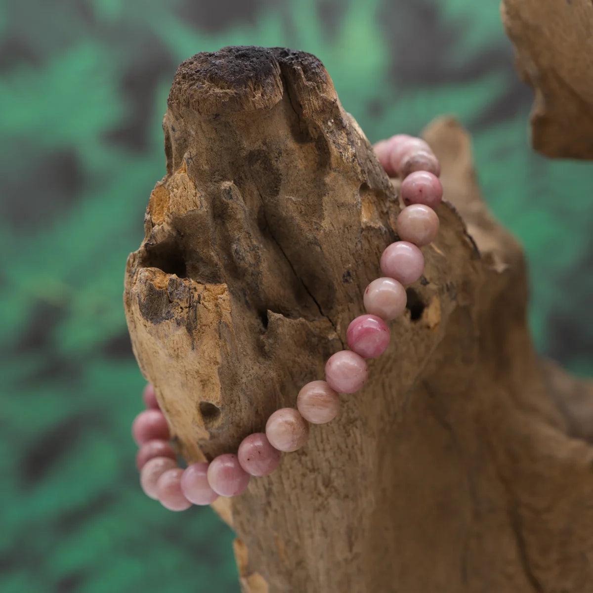 Edelstein-Armband aus 6 mm hellem Rhodonit – harmonisiert und stärkt Herzenergie.