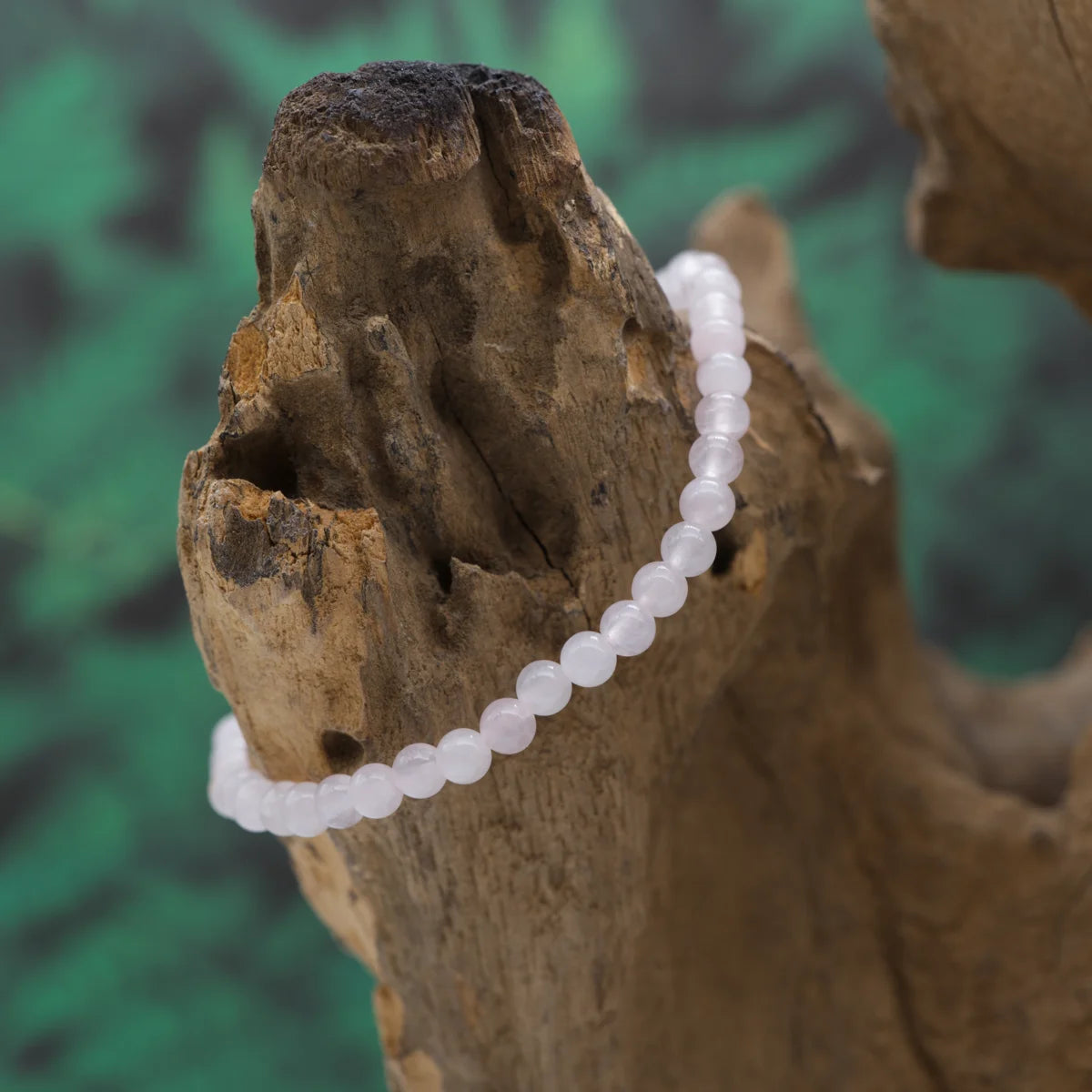 Edelstein-Armband aus 4 mm Rosenquarz – fördert Liebe und Herzöffnung.