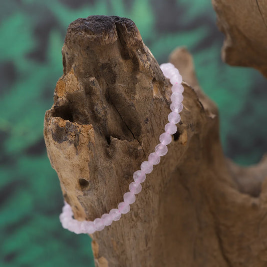 Edelstein-Armband aus 4 mm facettiertem Rosenquarz – bringt Sanftheit und Harmonie.