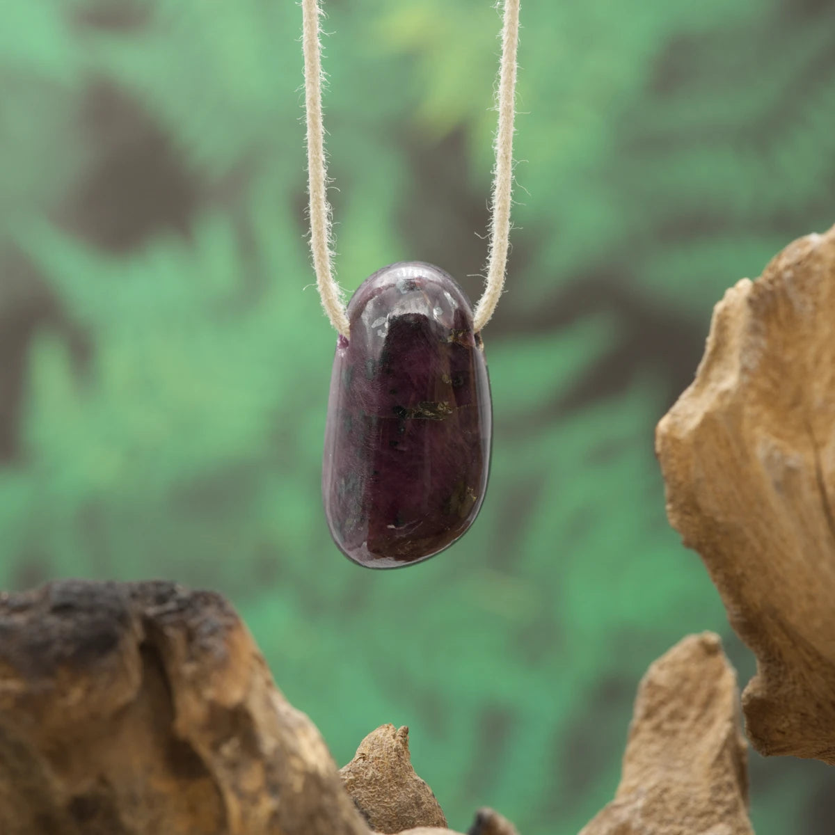 Tiefroter Rubin – Lebensenergie, Mut und Herzenskraft.