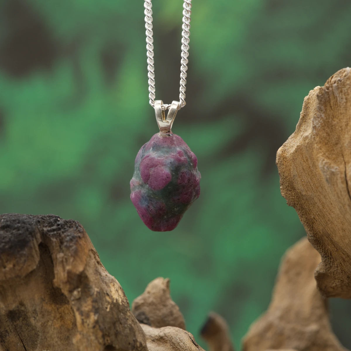 Rubinrote Punkte im Grün – Herz-Power, Vitalität & Balance.