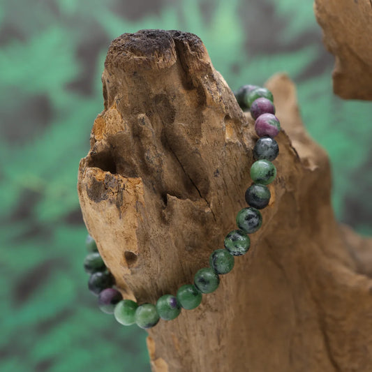 Edelstein-Armband aus 6 mm Rubin-Zoisit – verbindet Herzenergie und Lebenskraft.