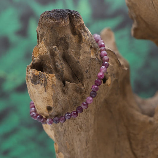 Edelstein-Armband aus 4 mm facettiertem Rubin – aktiviert Lebensfreude und Mut.