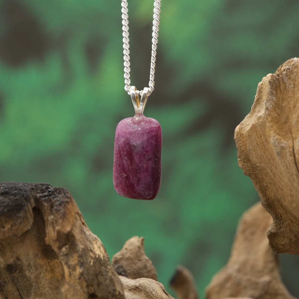 Kleiner Rubin – dezente Eleganz, Herzfeuer & Stärke.