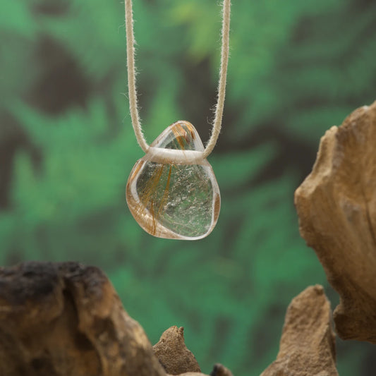 Goldene Rutilnadeln im Quarz – Klarheit, Fokus und Energiefluss.