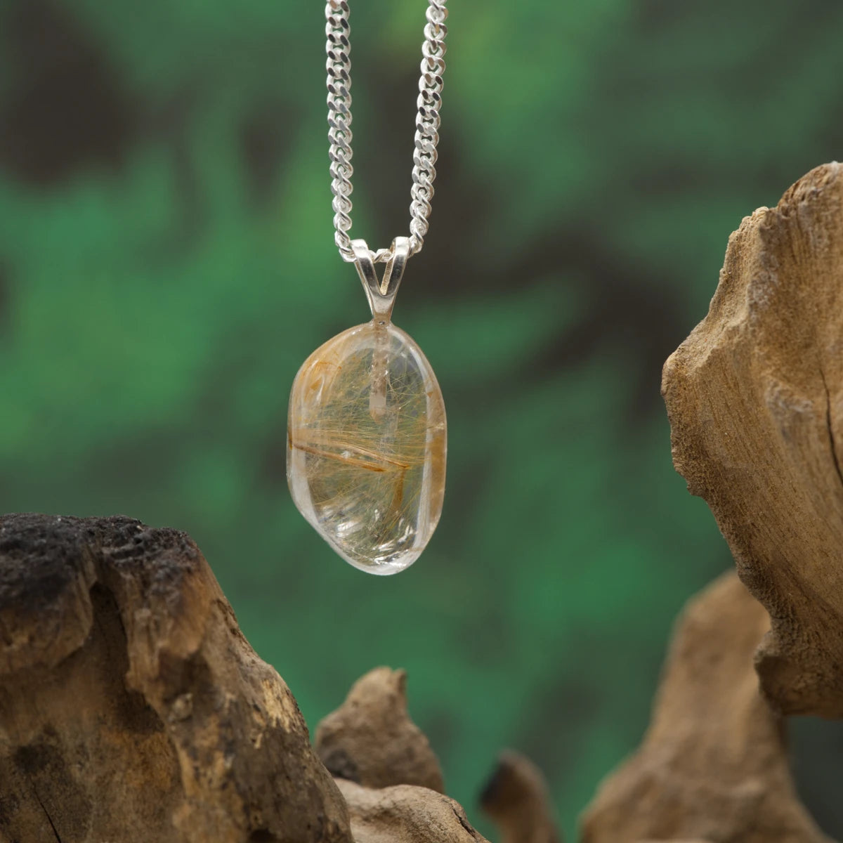 Goldene Rutilnadeln im Quarz – Klarheit, Manifestation, Energiefluss.