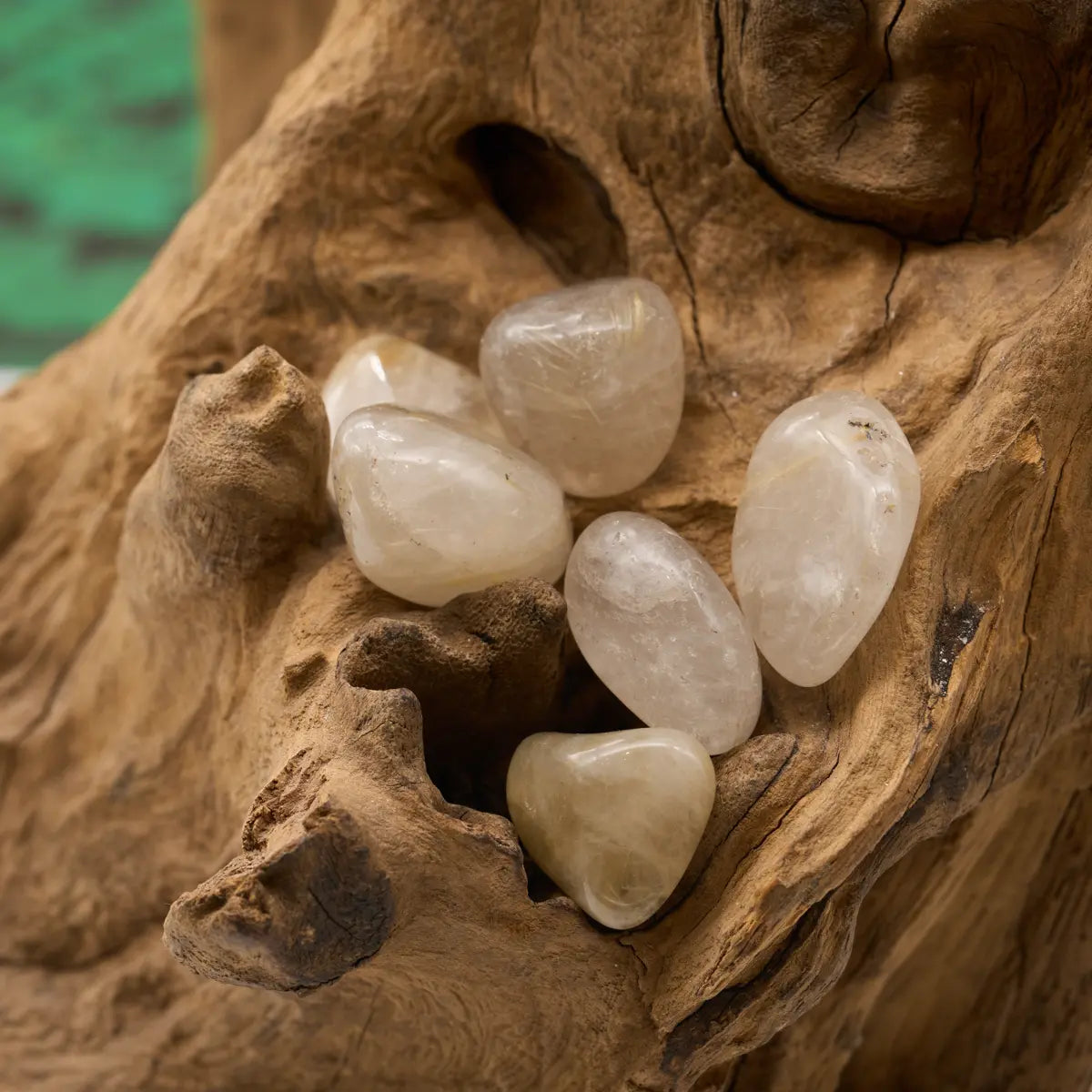 Klarer Quarz mit goldenen Nadeln – verstärkt Energiefluss und Inspiration.