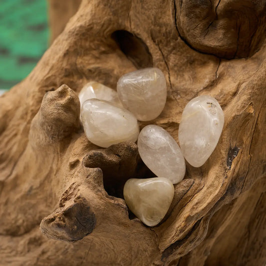 Klarer Quarz mit goldenen Nadeln – verstärkt Energiefluss und Inspiration.