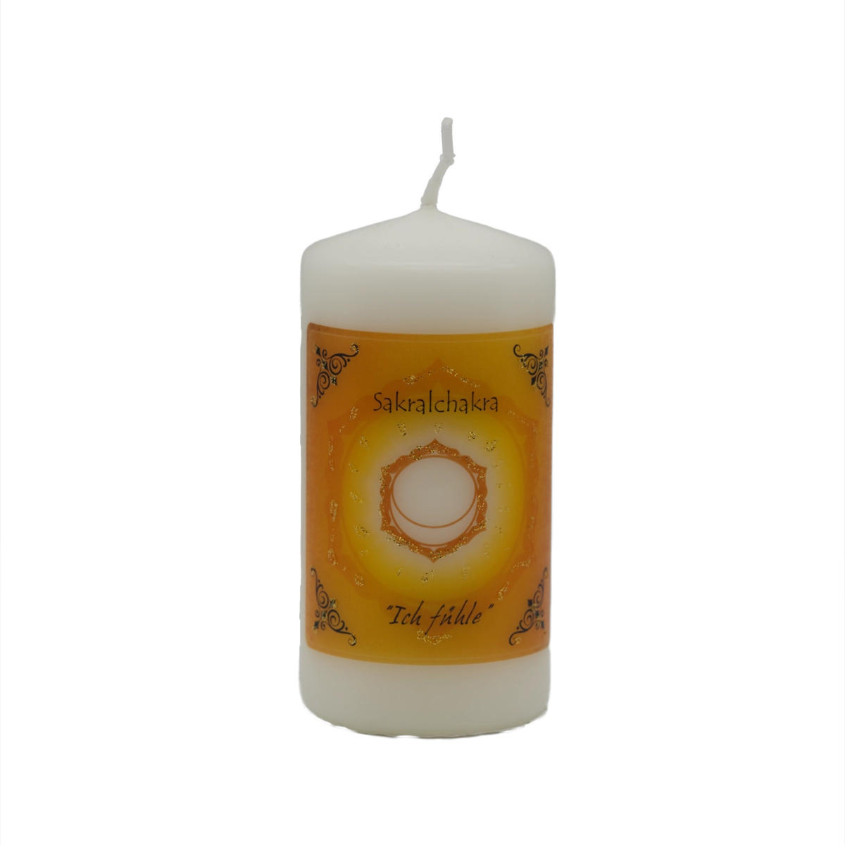 Orange Energiekerze für das Sakralchakra – handgefertigt mit Edelsteinessenz zur Förderung von Kreativität, Lebensfreude und Sinnlichkeit.