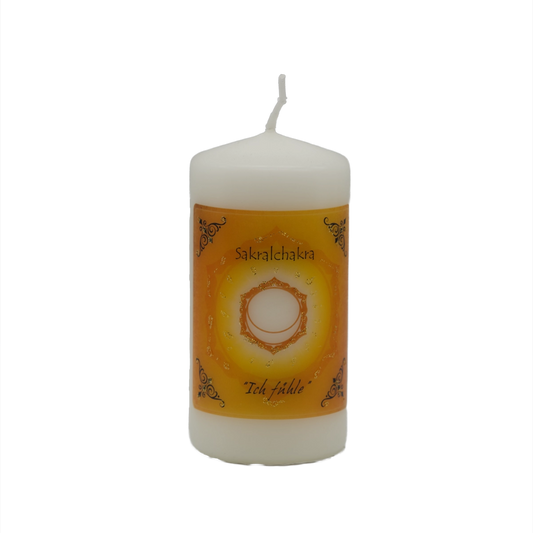 Orange Energiekerze für das Sakralchakra – handgefertigt mit Edelsteinessenz zur Förderung von Kreativität, Lebensfreude und Sinnlichkeit.
