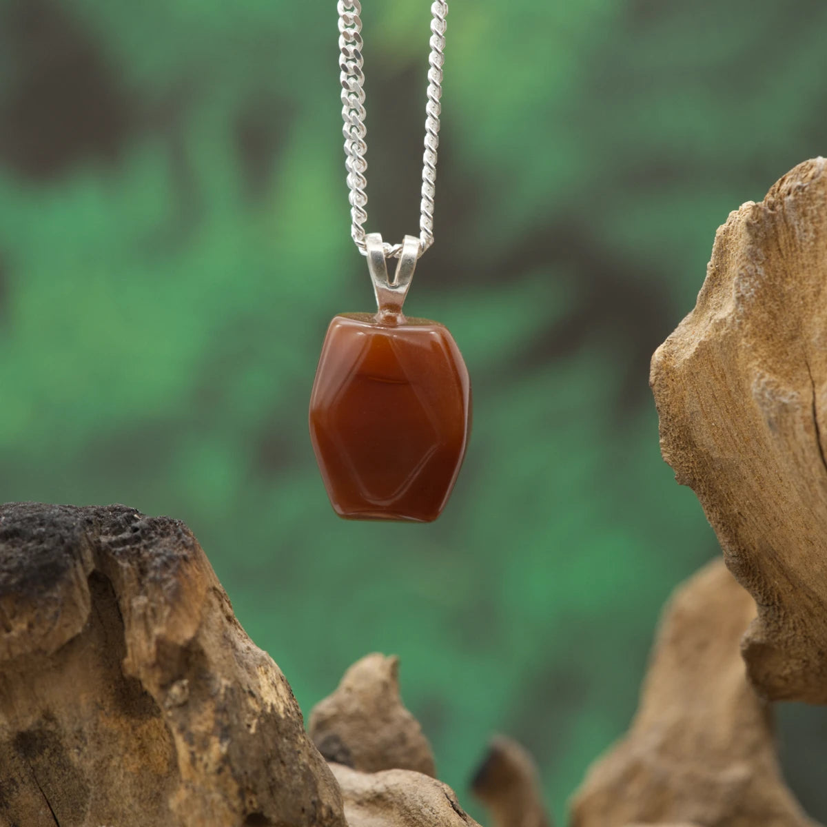 Warmbrauner Sarder – Erdung, Standfestigkeit und Wärme.