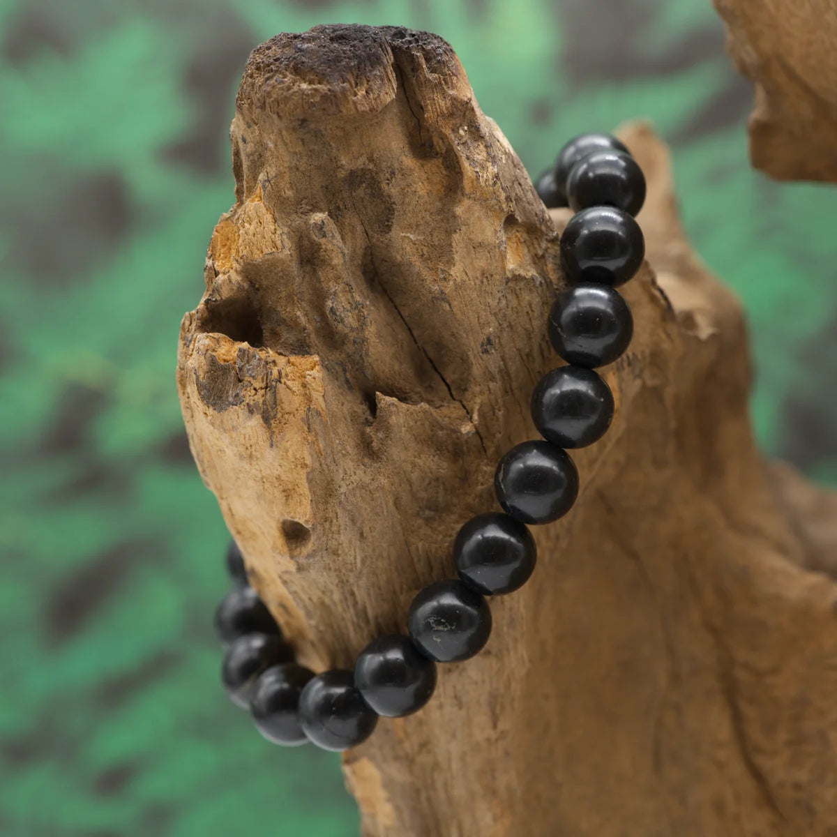 Edelstein-Armband aus 10 mm Schungit-Perlen in tiefem Schwarz – schützt vor negativer Energie und stärkt Vitalität.