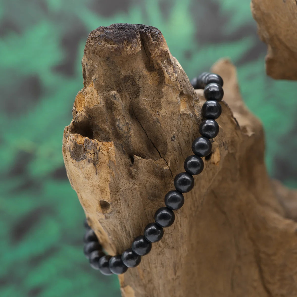 Edelstein-Armband aus 6 mm Schungit – schützt und vitalisiert.