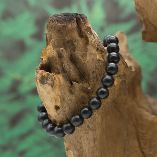 Edelstein-Armband aus 8 mm Schungit-Perlen – schützt vor negativen Einflüssen und stärkt Vitalität.