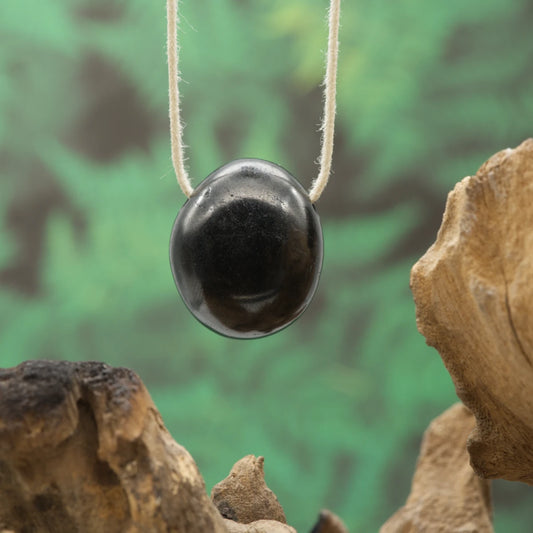 Schwarzer Schungit – Reinigung, Schutz und Erdung.