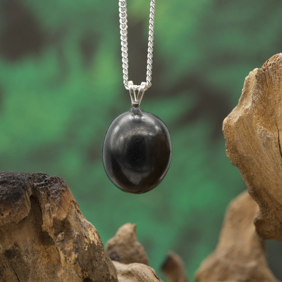 Tiefschwarzer Schungit – Schutz, Detox und Erdung.