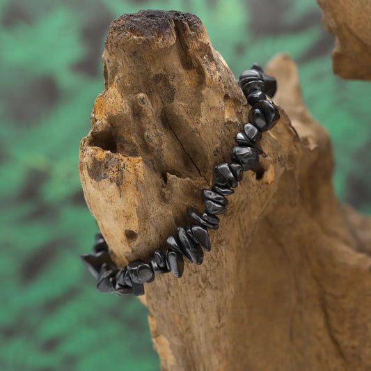 Splitterarmband aus tiefschwarzem Schungit – schützt vor negativer Energie und stärkt Vitalität.