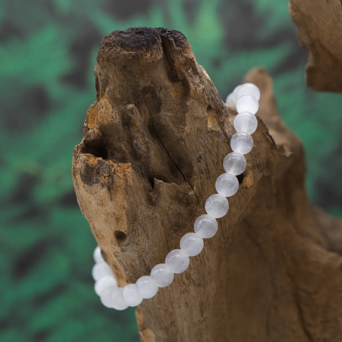 Edelstein-Armband aus 6 mm Selenit – reinigt Energie und bringt Klarheit.