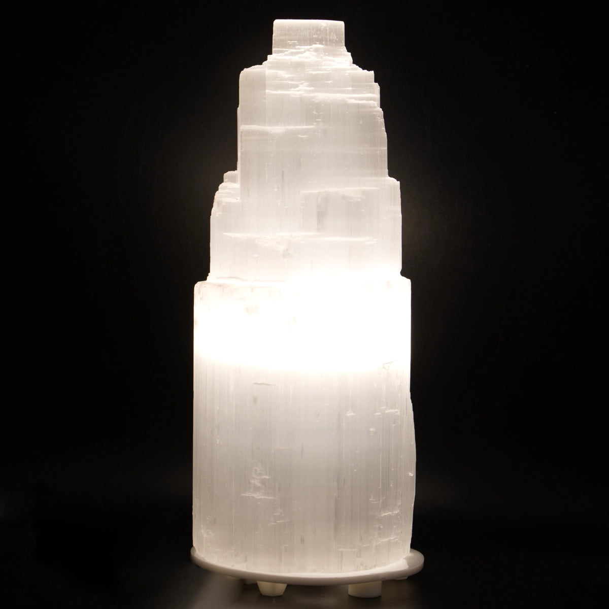 Selenit-Lampe im Tower-Design – strahlt Klarheit und spirituelle Reinheit aus.