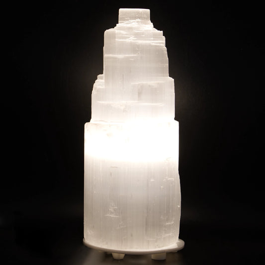 Selenit-Lampe im Tower-Design – strahlt Klarheit und spirituelle Reinheit aus.
