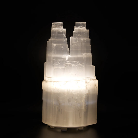 Doppelturm-Lampe aus Selenit – symbolisiert Balance und innere Harmonie.