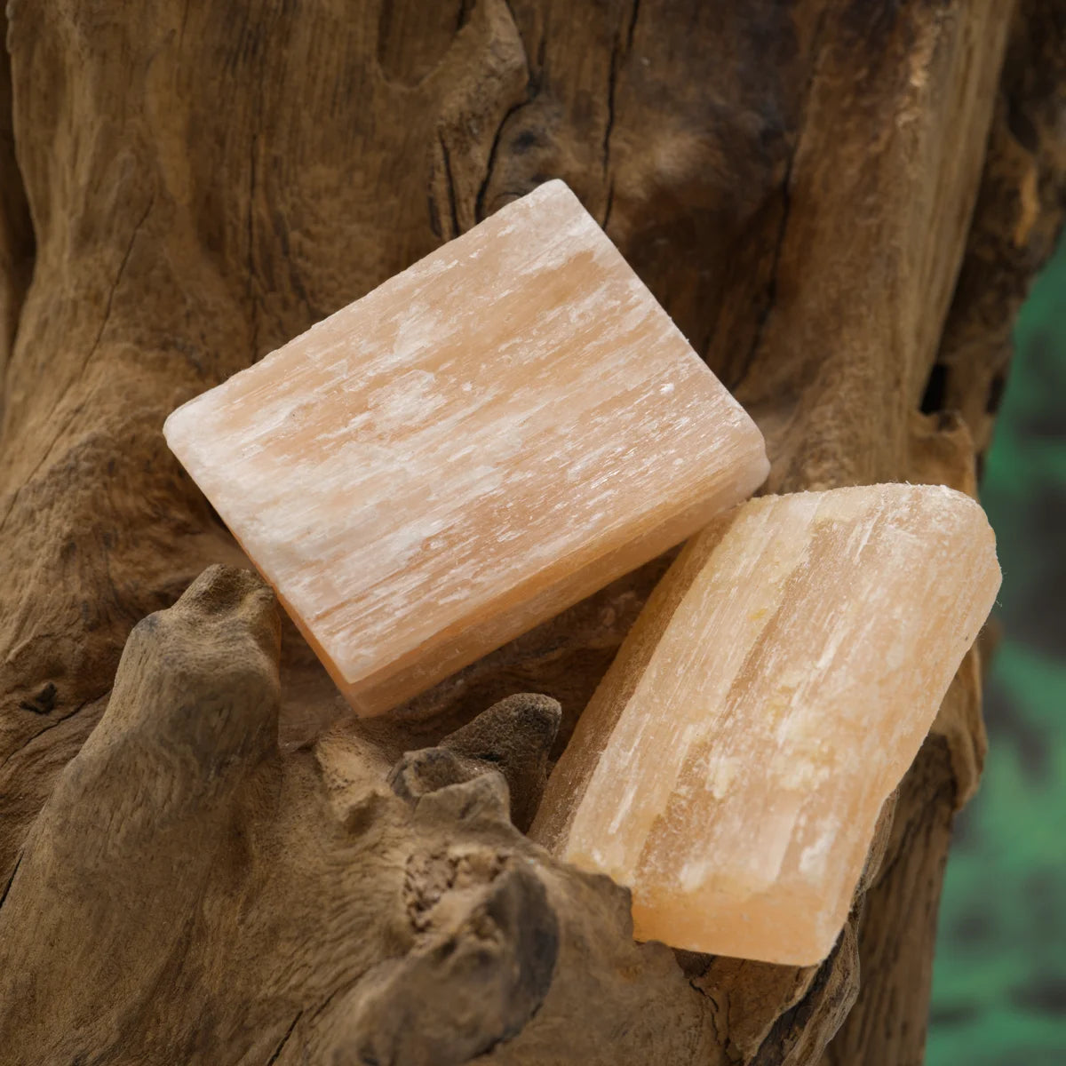 Orangefarbener Selenit-Rohstein – klärt Energie und bringt Ruhe.