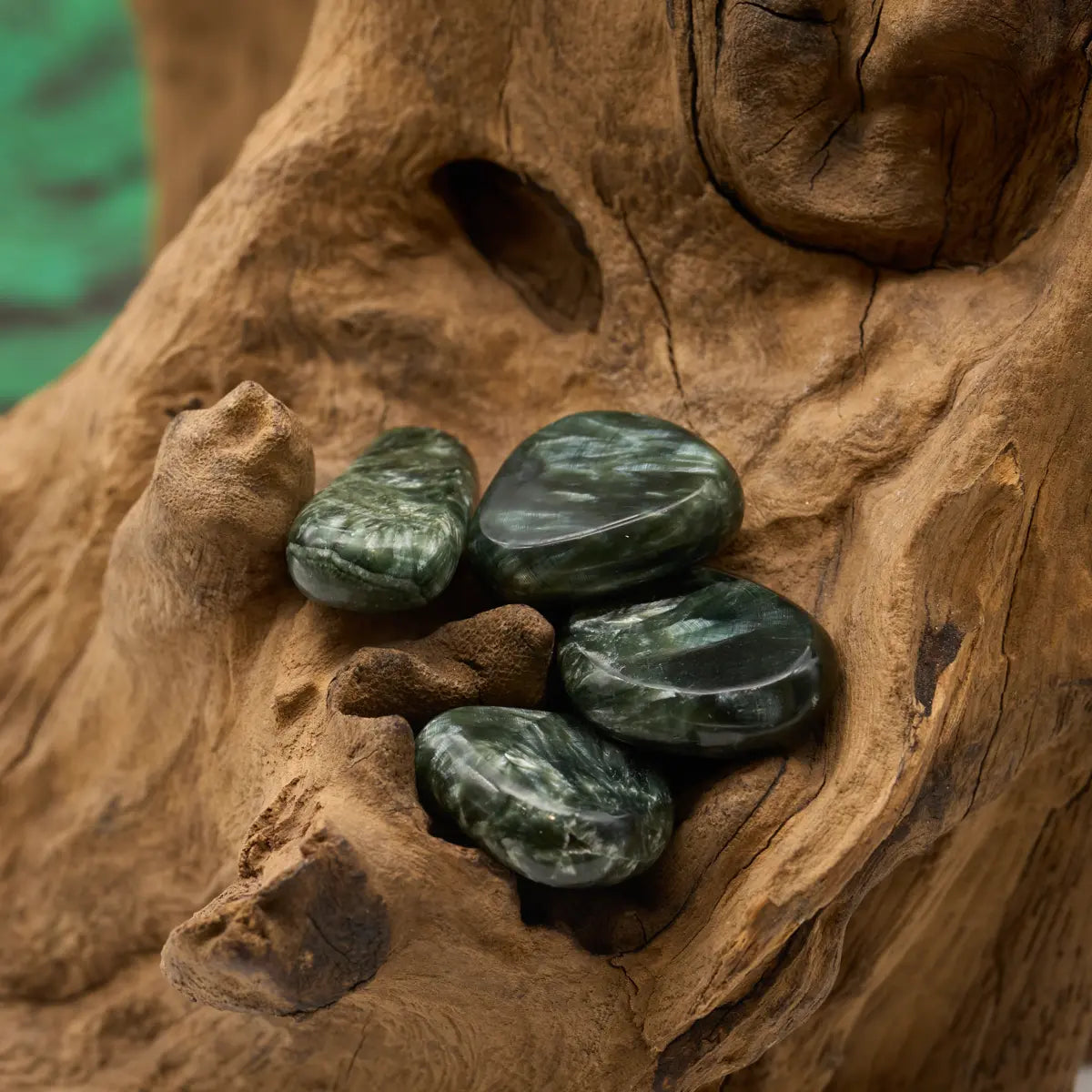 Grün-silbriger Seraphinit – stärkt spirituelle Verbindung und Selbstheilung.