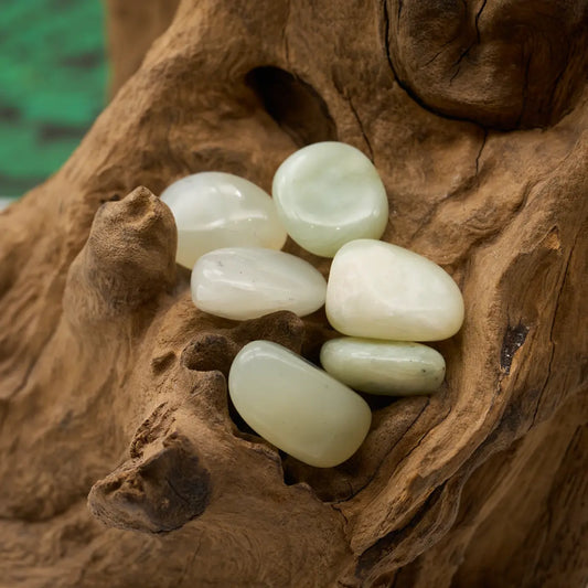 Grünlich gemusterter Serpentin – beruhigt die Nerven und bringt inneren Frieden.