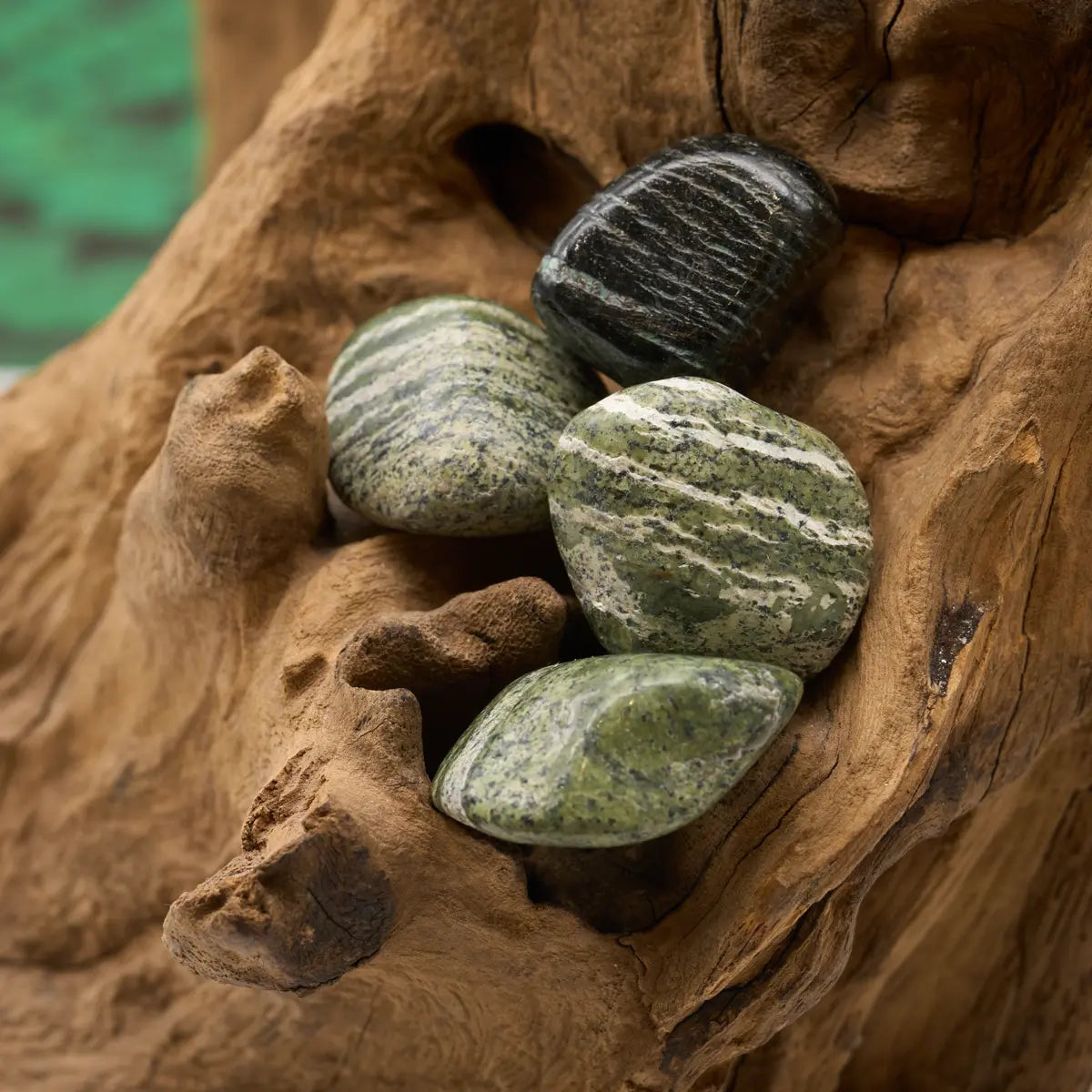 Grünlich-grauer Serpentin mit silbrigem Schimmer – fördert Ausgeglichenheit, Schutz und innere Ruhe.