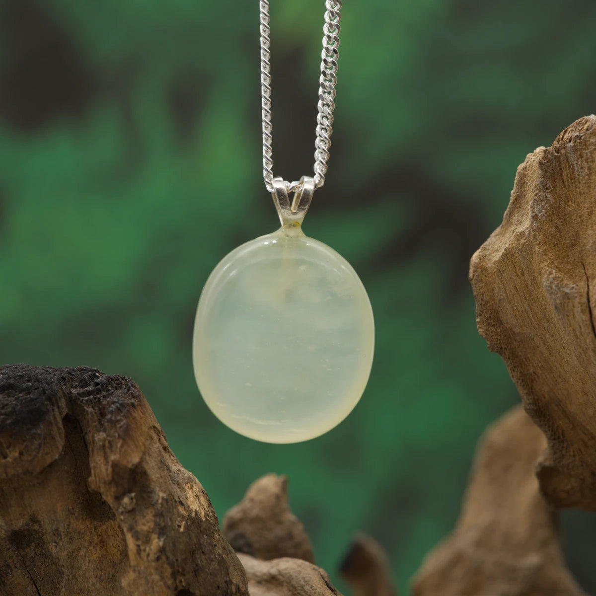 Grüner Serpentin-Anhänger („China Jade“) – Erdung, Schutz, sanfte Herzbalance.