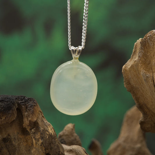 Grüner Serpentin-Anhänger („China Jade“) – Erdung, Schutz, sanfte Herzbalance.