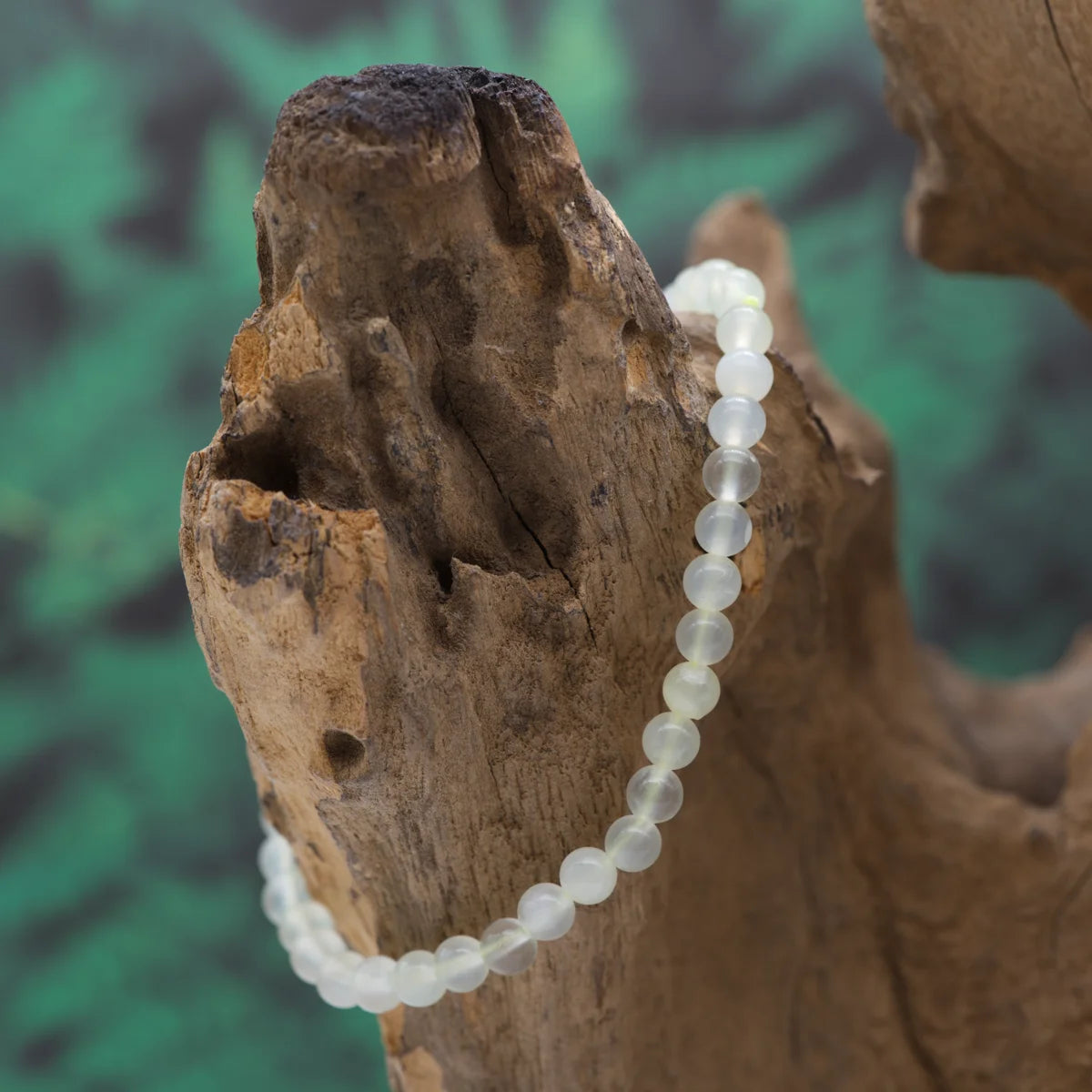 Edelstein-Armband aus 4 mm hellem Serpentin – klärt Energie und fördert Gelassenheit.