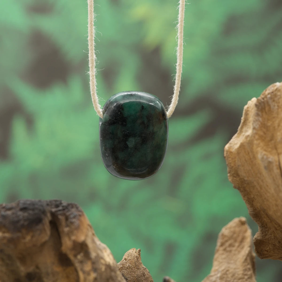 Sattes Smaragdgrün – Herzenskraft, Erneuerung und Fülle.