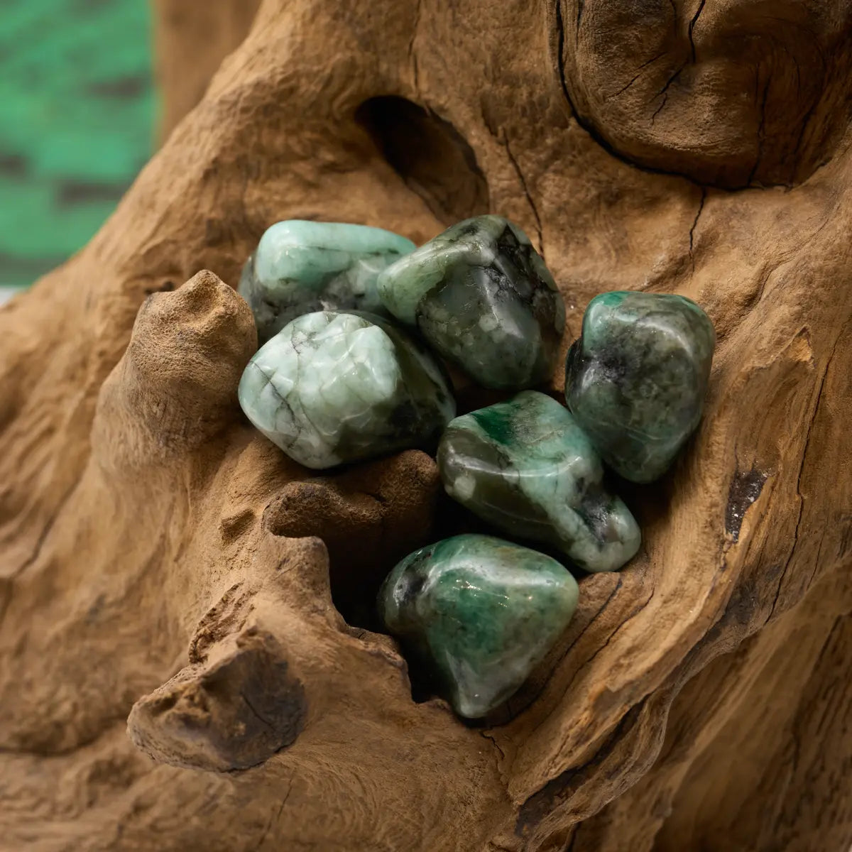 Tiefgrüner Smaragd – steht für Liebe, Erneuerung und Herzensweisheit.