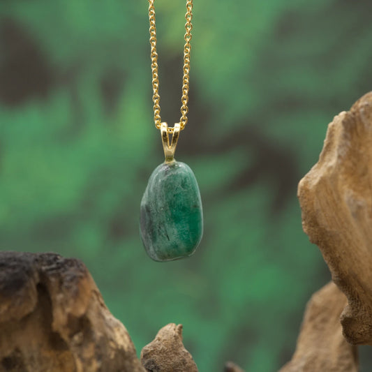 Mini-Smaragd mit Gold Öse in Topqualität – zarte Herzenergie & Luxus.