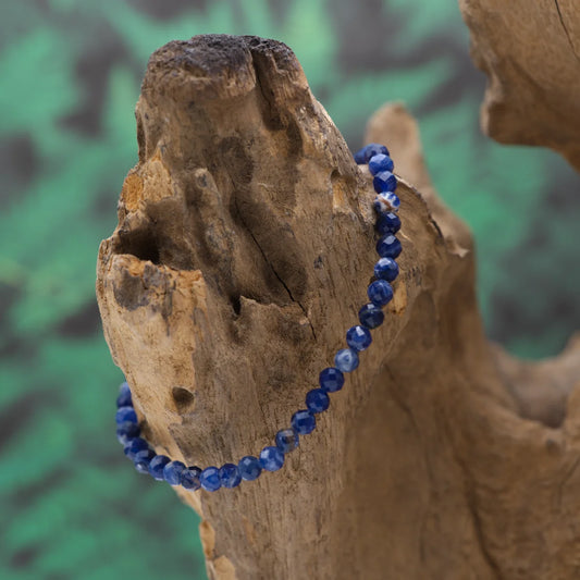 Edelstein-Armband aus 4 mm facettiertem Sodalith (1A) – fördert Wahrheit und Ruhe.