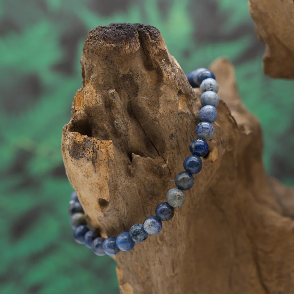 Edelstein-Armband aus 6 mm Sodalith – stärkt Intuition und Selbstausdruck.