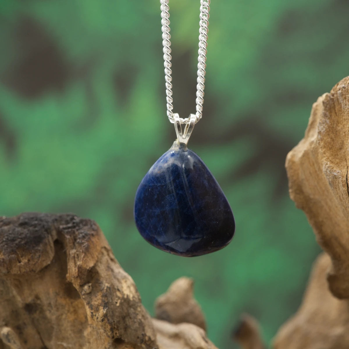 Tiefblauer Sodalith mit Adern – Klarheit, Wahrheit, Selbstvertrauen.