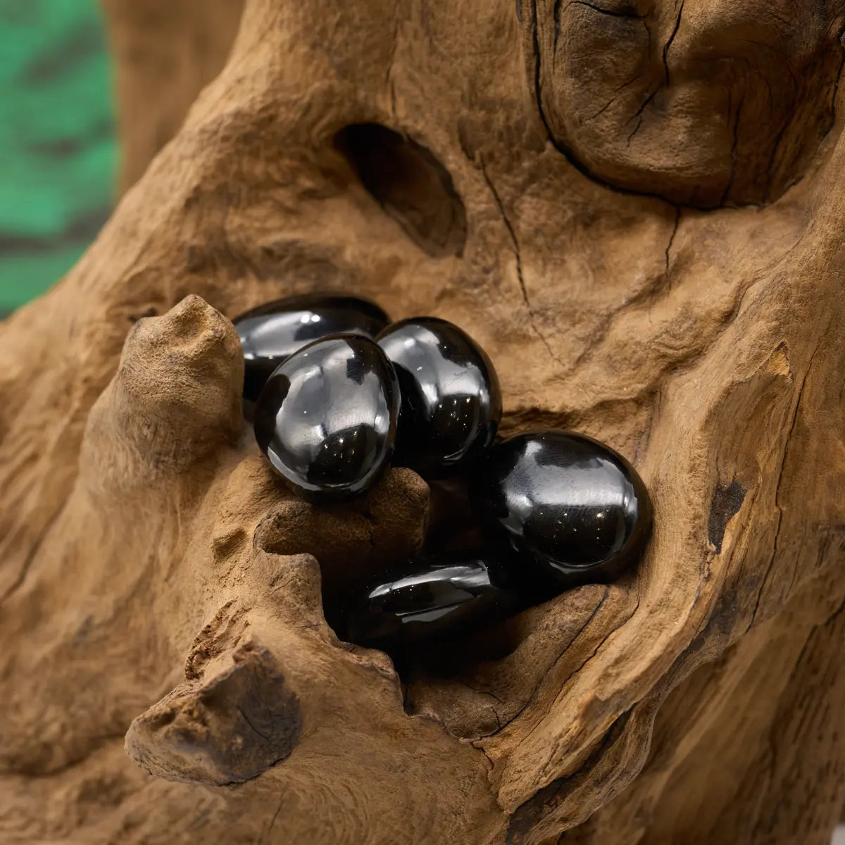 Tiefschwarzer Spinell – fördert Erdung und Schutz vor Fremdenergien.