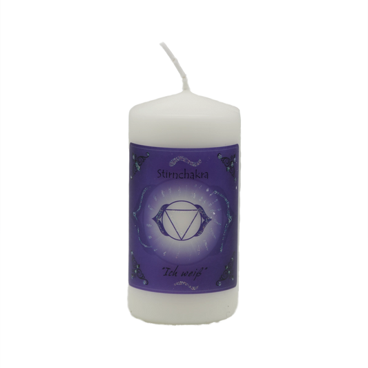 Indigoblaue Energiekerze für das Stirnchakra – handgefertigt mit Edelsteinessenz zur Stärkung von Intuition, Klarheit und innerer Weisheit.