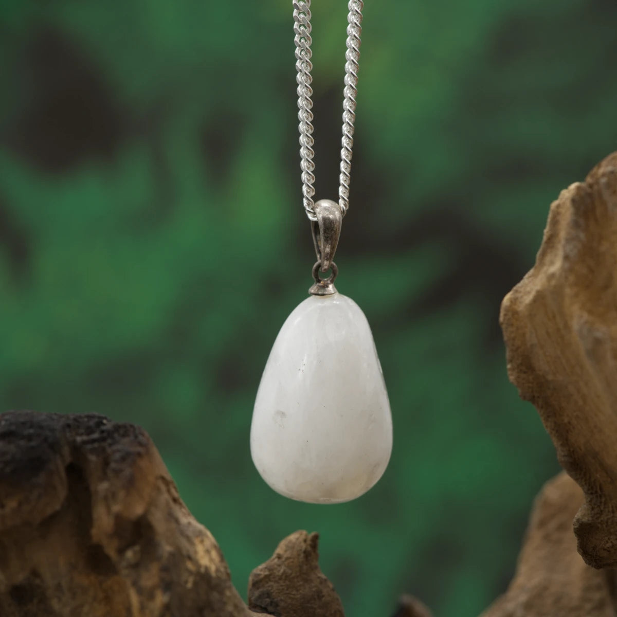 Heller Strontianit – Leichtigkeit, Klarheit und dezenter Glanz.