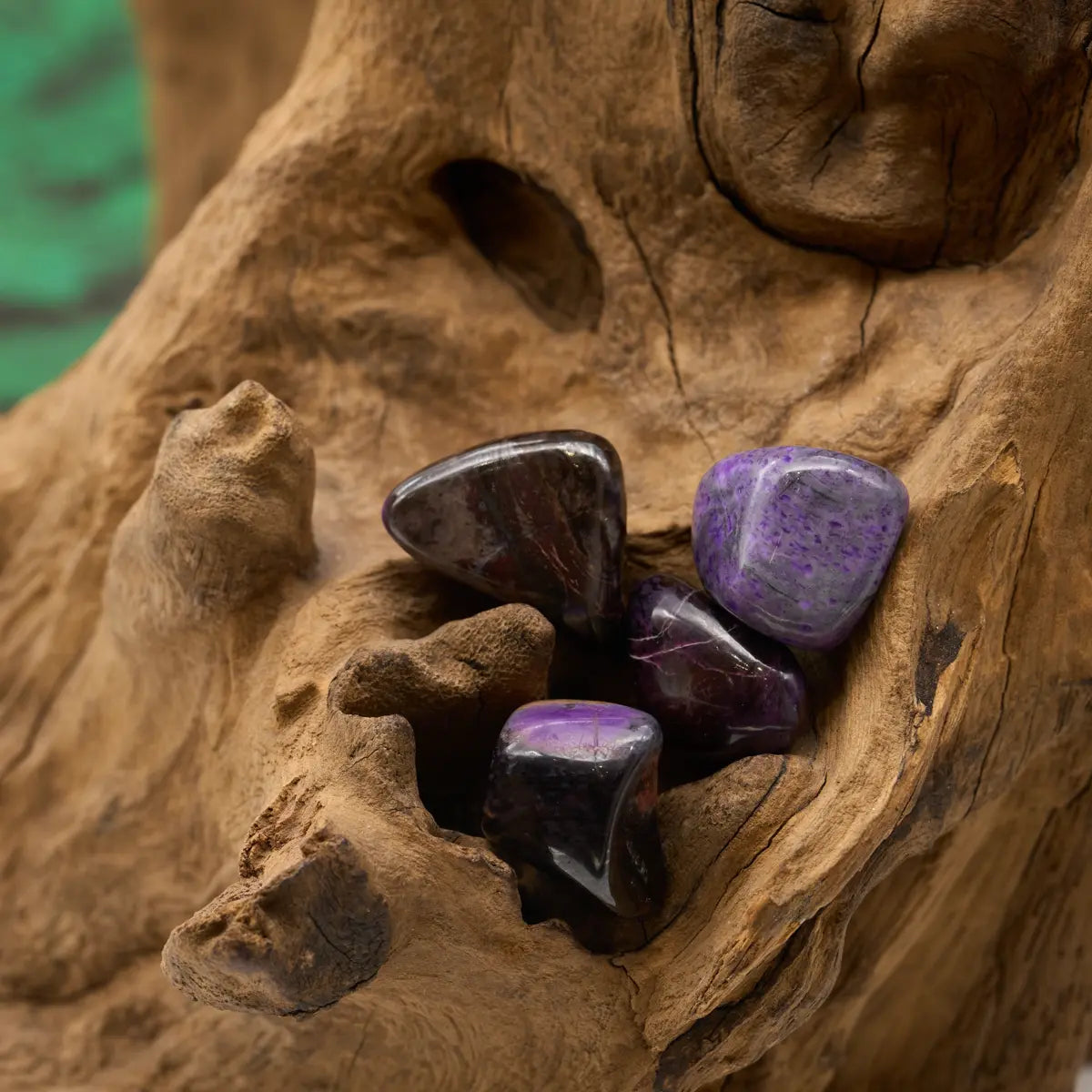 Violetter Sugilith – schützt vor negativen Einflüssen und bringt seelische Ruhe.