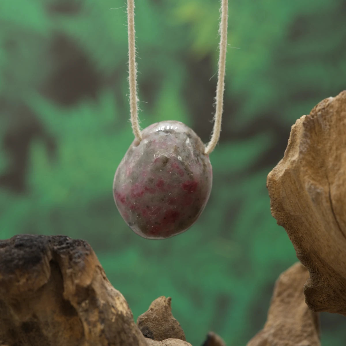 Thulit im Feldspat – Herzenergie, Stabilität und Achtsamkeit.