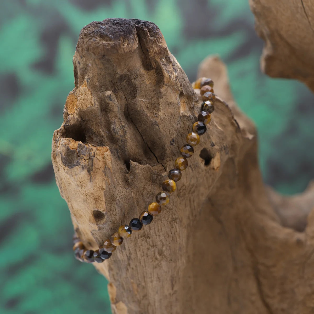 Edelstein-Armband aus 4 mm facettiertem Tigerauge – stärkt Willenskraft und Fokus.