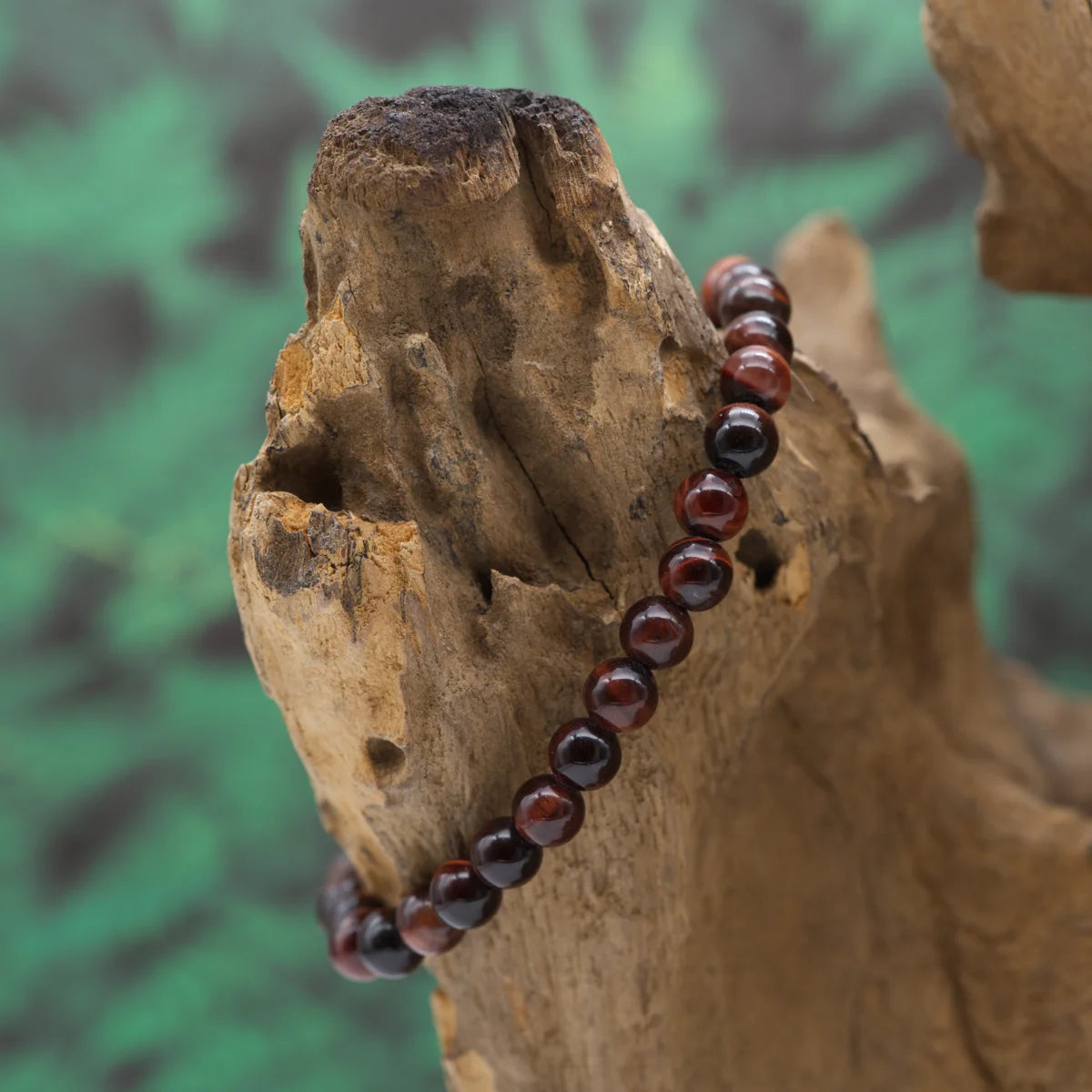 Edelstein-Armband aus 6 mm rotem Tigerauge – stärkt Energie und Erdung.